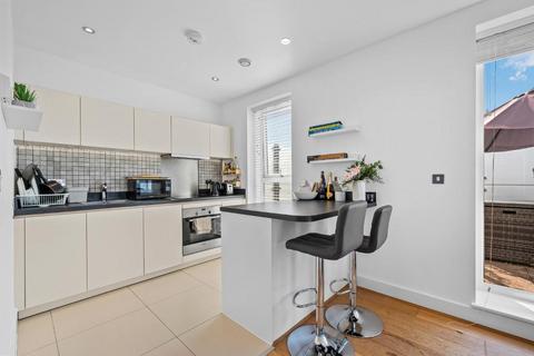 1 bedroom penthouse for sale, Coombe Lane, Raynes Park, London, SW20 0BW