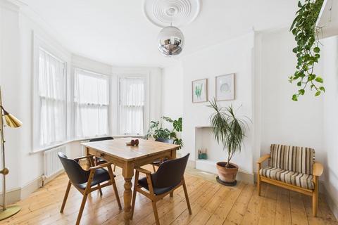 15 Woodside Gardens, London, N17 6UY