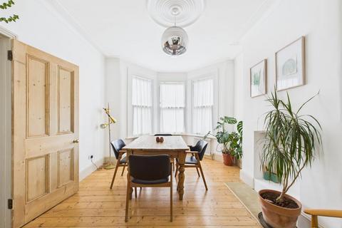 15 Woodside Gardens, London, N17 6UY