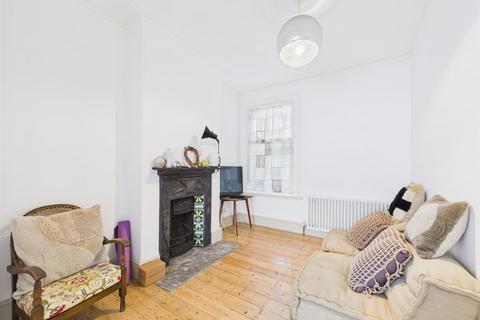 15 Woodside Gardens, London, N17 6UY