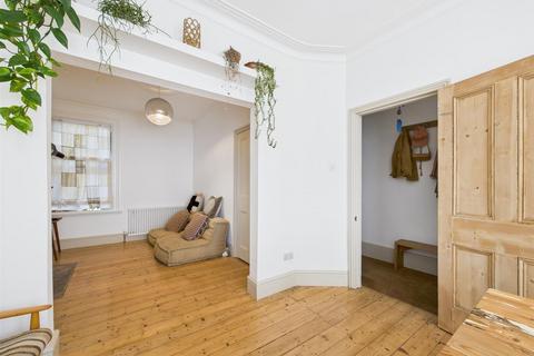 15 Woodside Gardens, London, N17 6UY