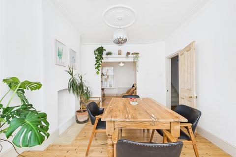 15 Woodside Gardens, London, N17 6UY