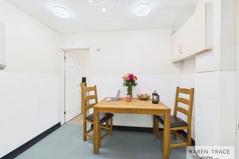 undefined, Doubletrees Court, Par PL24