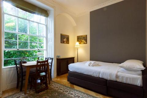 Studio to rent, Cartwright Gardens, Bloomsbury, WC1H