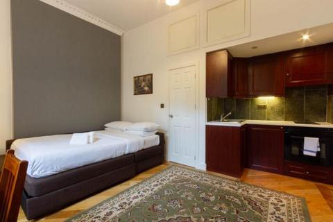 Studio to rent, Cartwright Gardens, Bloomsbury, WC1H