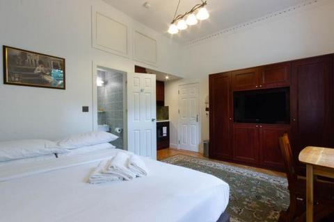 Studio to rent, Cartwright Gardens, Bloomsbury, WC1H