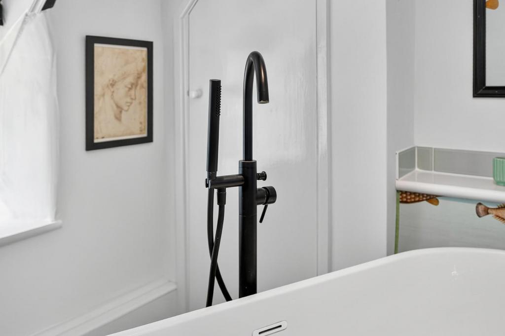 PRINCIPAL BATHROOM DETAIL.jpg