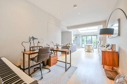 2 bedroom flat to rent, Dukes Avenue, Chiswick, London, W4