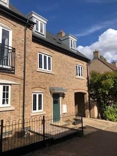 4 bedroom detached house to rent, Gladstone Drive, Fairfield Park, Hitchin, SG5