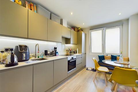 2 bedroom apartment for sale, Roxborough Avenue, Harrow