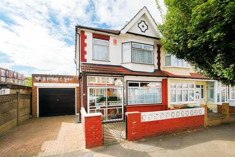 3 bedroom end of terrace house for sale, Loxham Road, Chingford