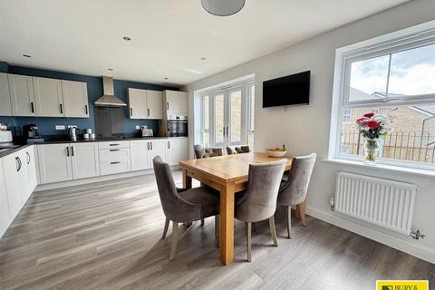4 bedroom detached house for sale, Silkstone Crescent