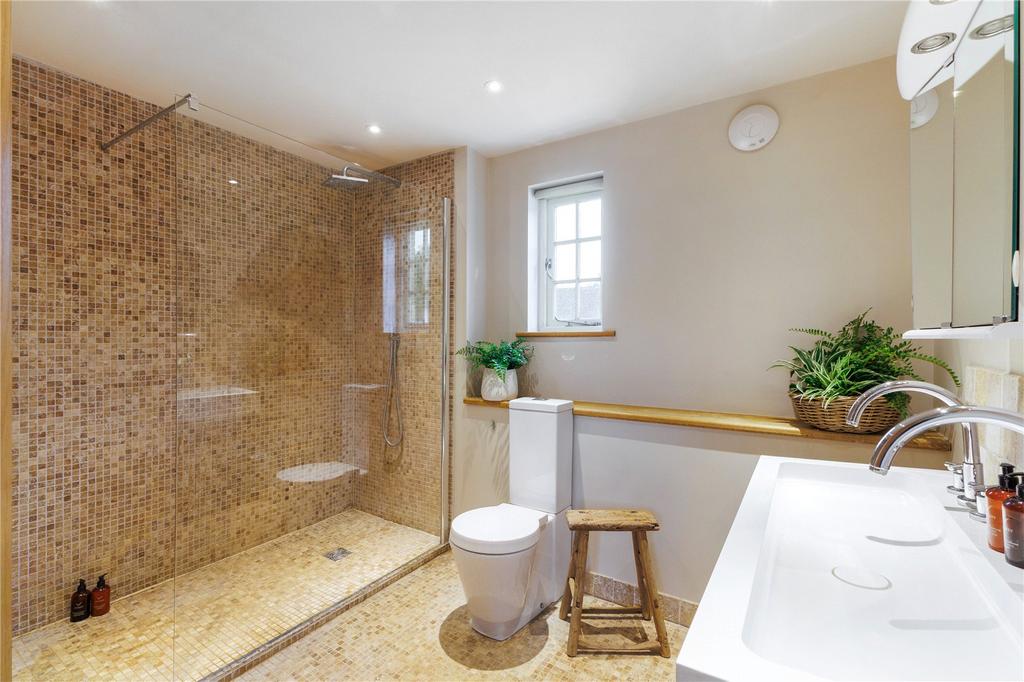 Bed One En Suite