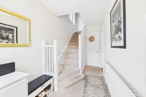 50 Elmbridge Drive, Ruislip, HA4 7UT