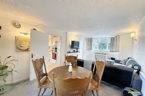4 bedroom detached house for sale, Magpie Hall Lane, Bromley. BR2