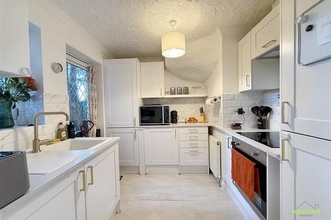 4 bedroom detached house for sale, Magpie Hall Lane, Bromley. BR2