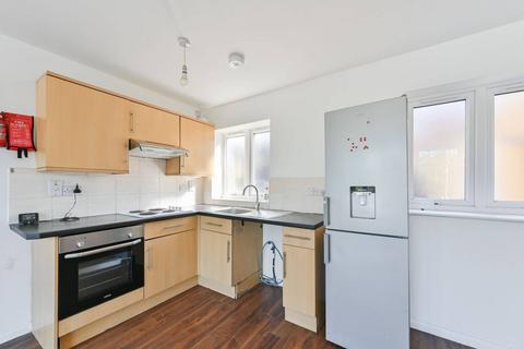 3 bedroom flat to rent, London Road, Mitcham, CR4