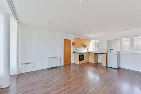 3 bedroom flat to rent, London Road, Mitcham, CR4
