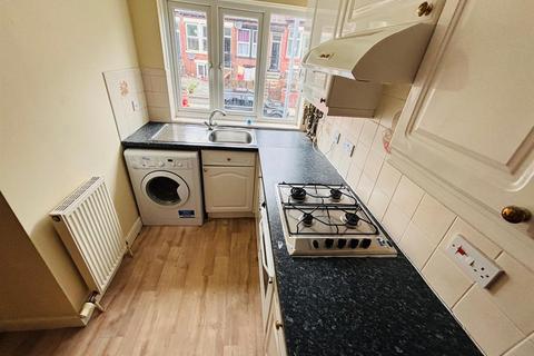 2 bedroom flat for sale, Knowle Mount, Leeds