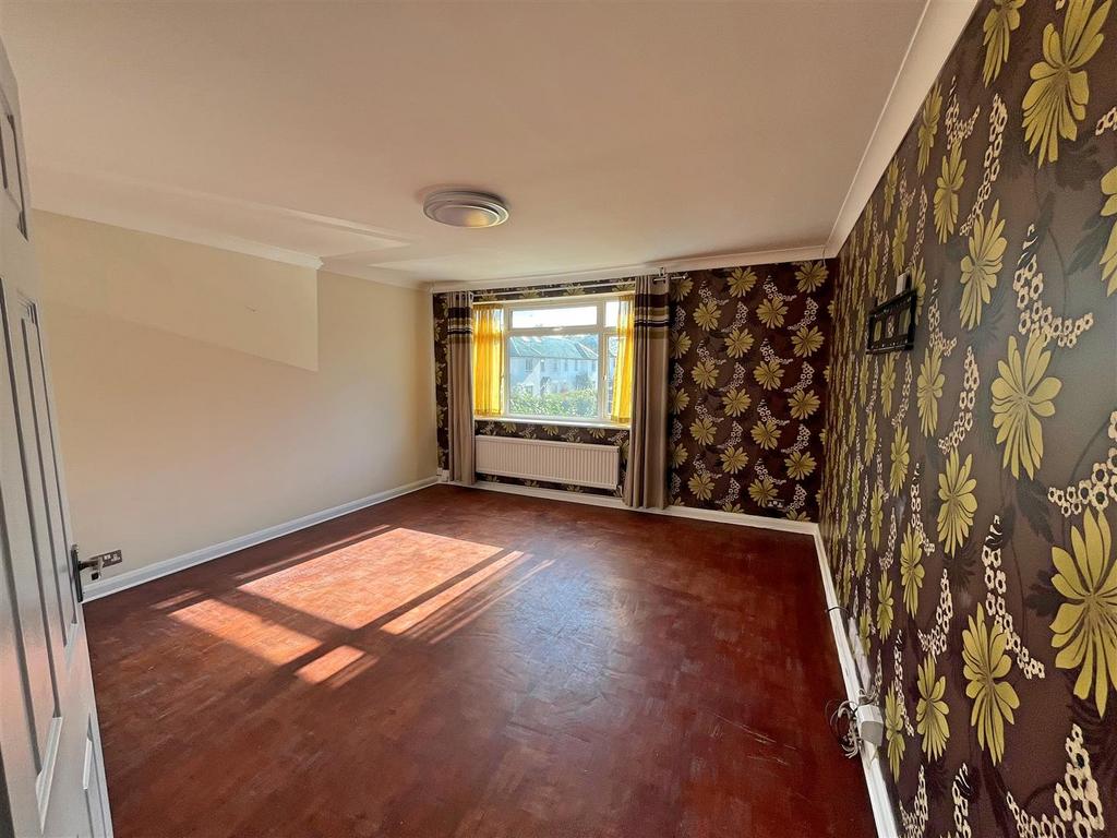 Lounge/Dining Room: