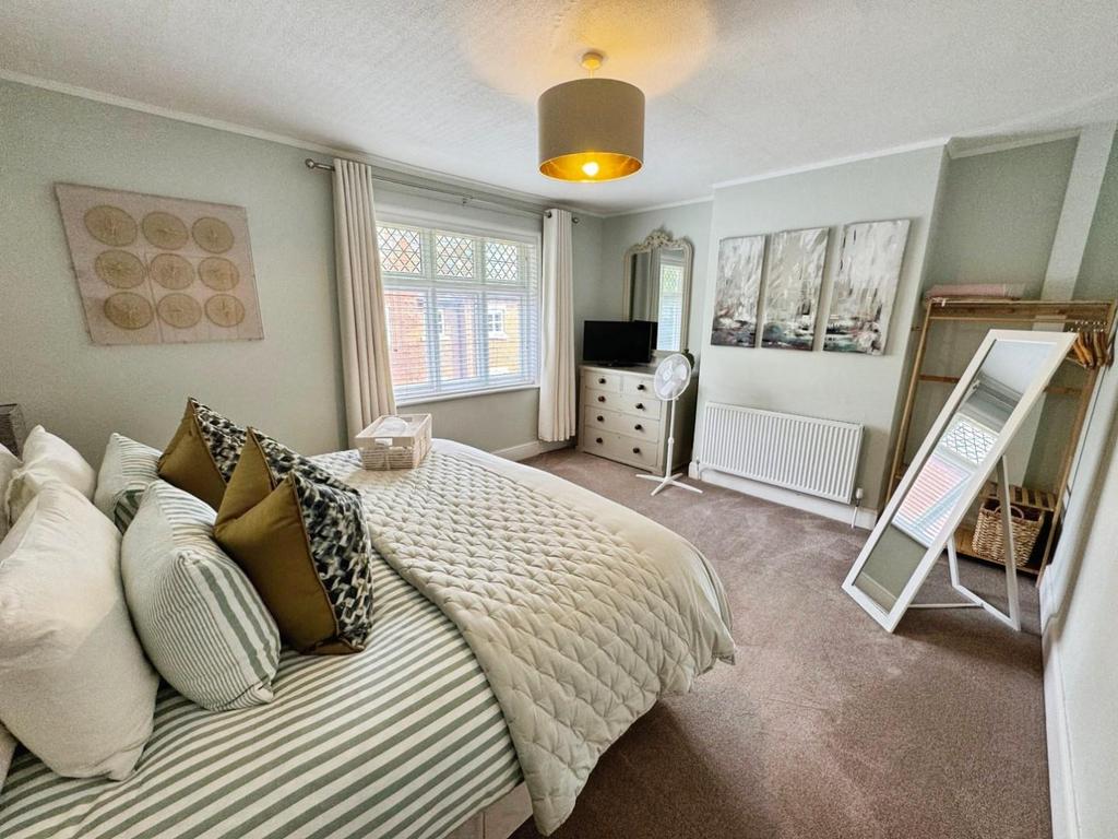 Bedroom One a.jpg