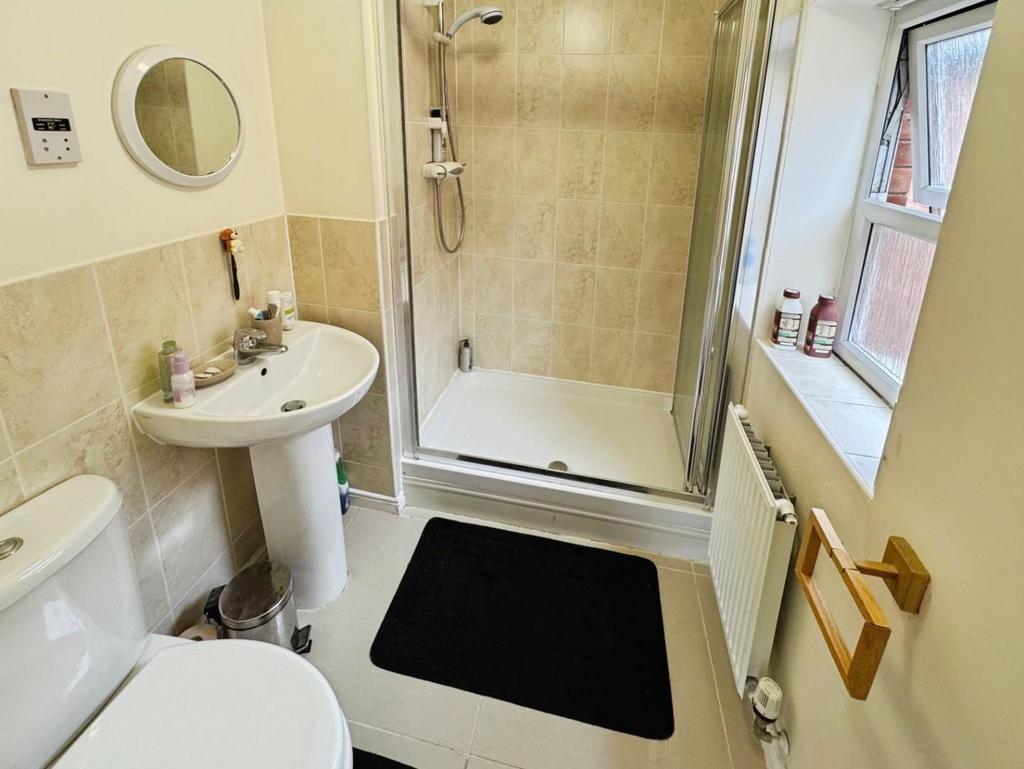 Bedroom One Ensuite.jpg