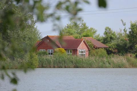 2 bedroom bungalow to rent, Lower Lakes Straight Drove, Straight Drove
