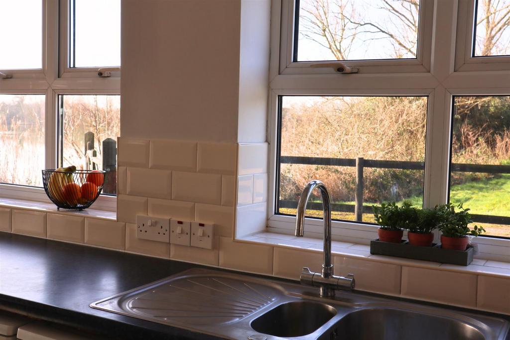 Kitchen2.jpg