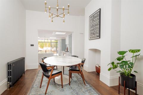23 Frithville Gardens, London, W12 7JG