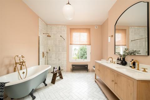 23 Frithville Gardens, London, W12 7JG