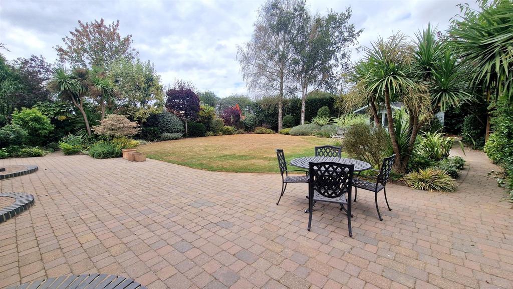 GARDEN 2.jpg