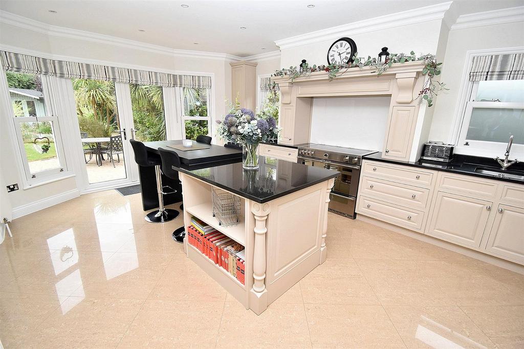 Kitchen 2.jpg