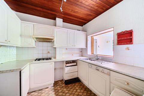 4 bedroom end of terrace house for sale, Walton Lane, Shepperton, TW17