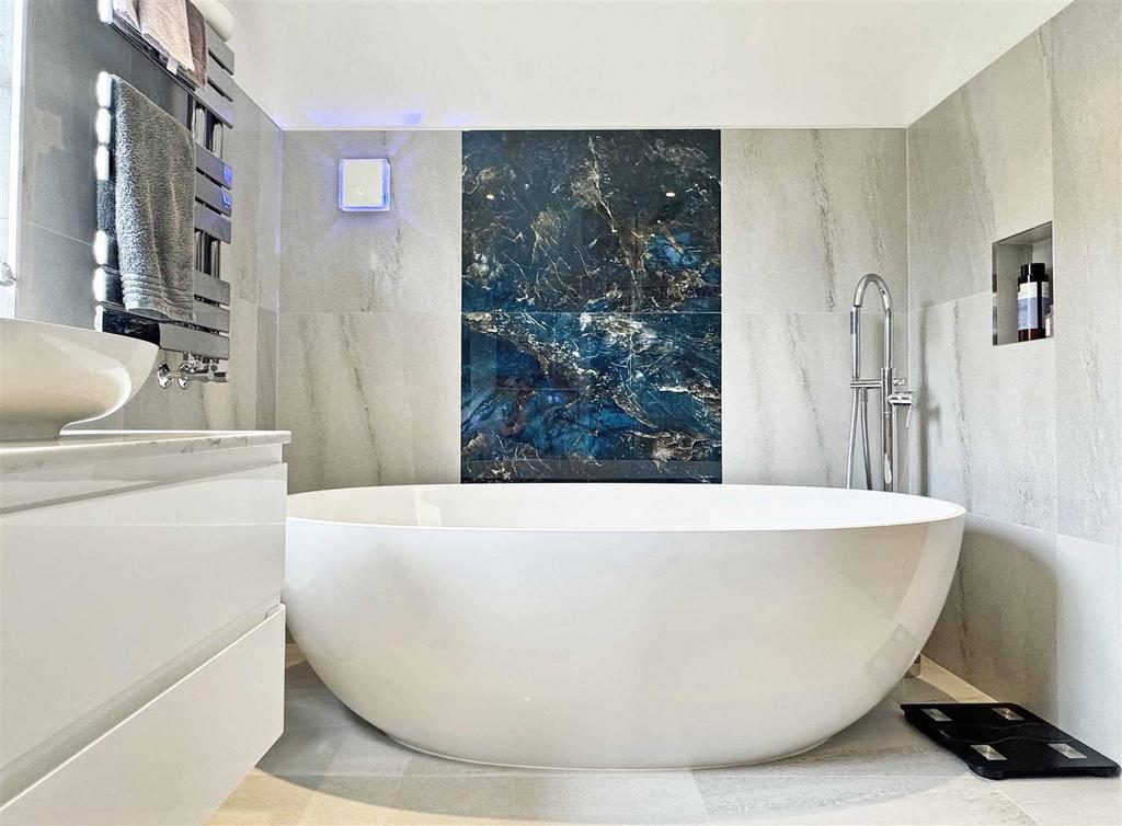 Bathroom d.jpg