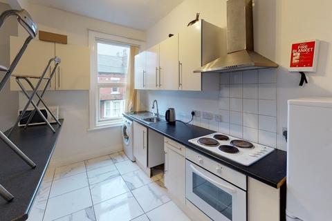 5 bedroom flat to rent, Saint Michael's Terrace, Leeds LS6