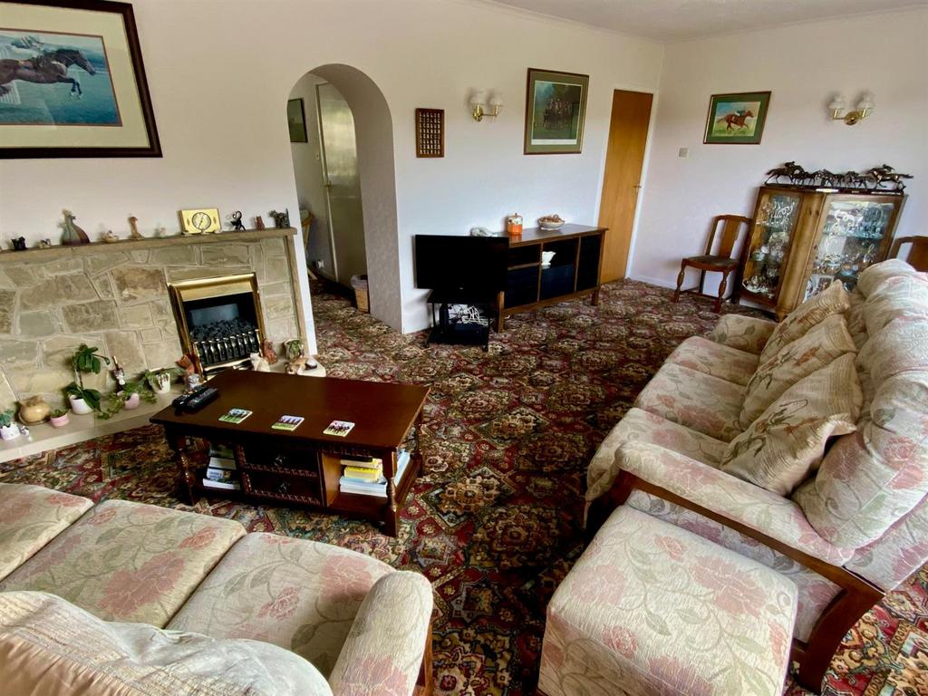 Lounge 1.jpg