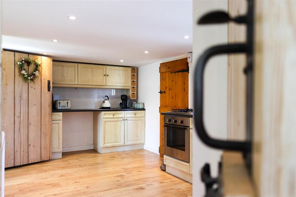 16. Kitchen 1.6.jpg