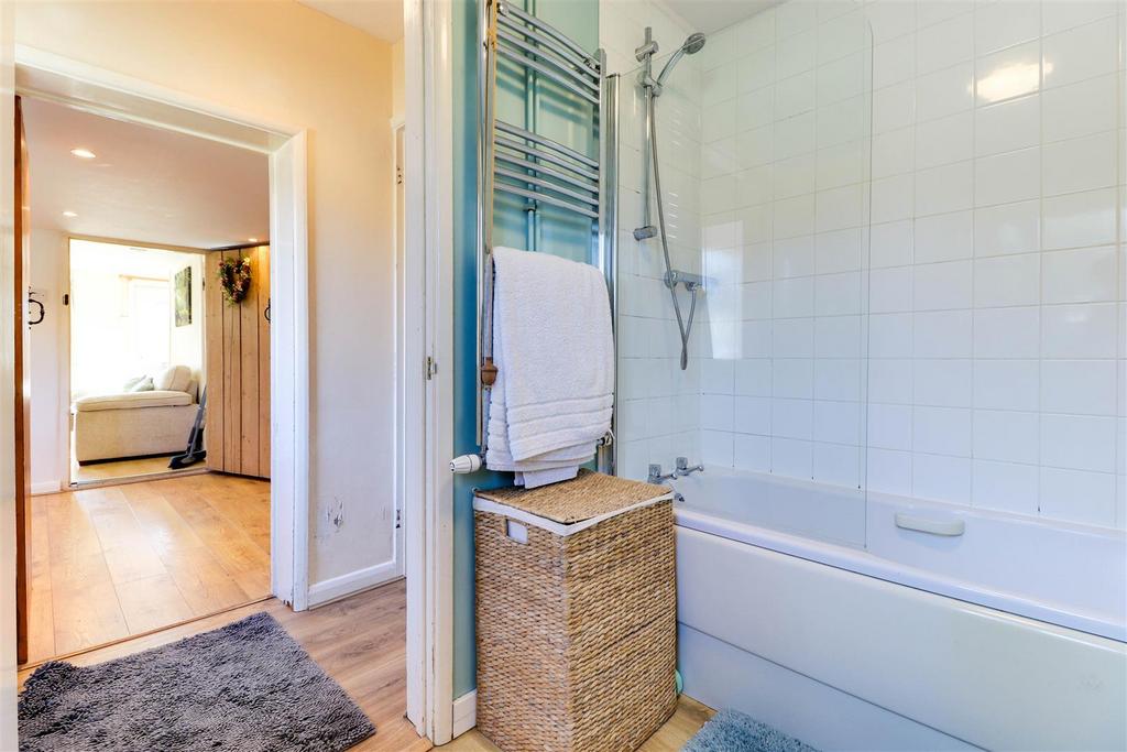 25. Bathroom 1.2.jpg