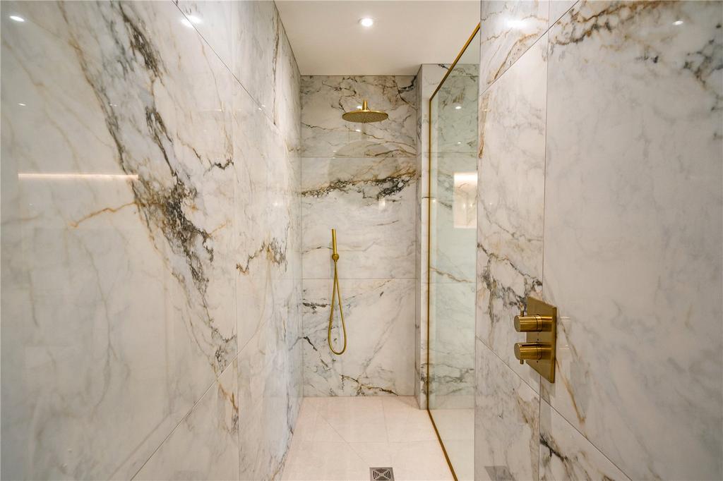Family Bathroom (3)