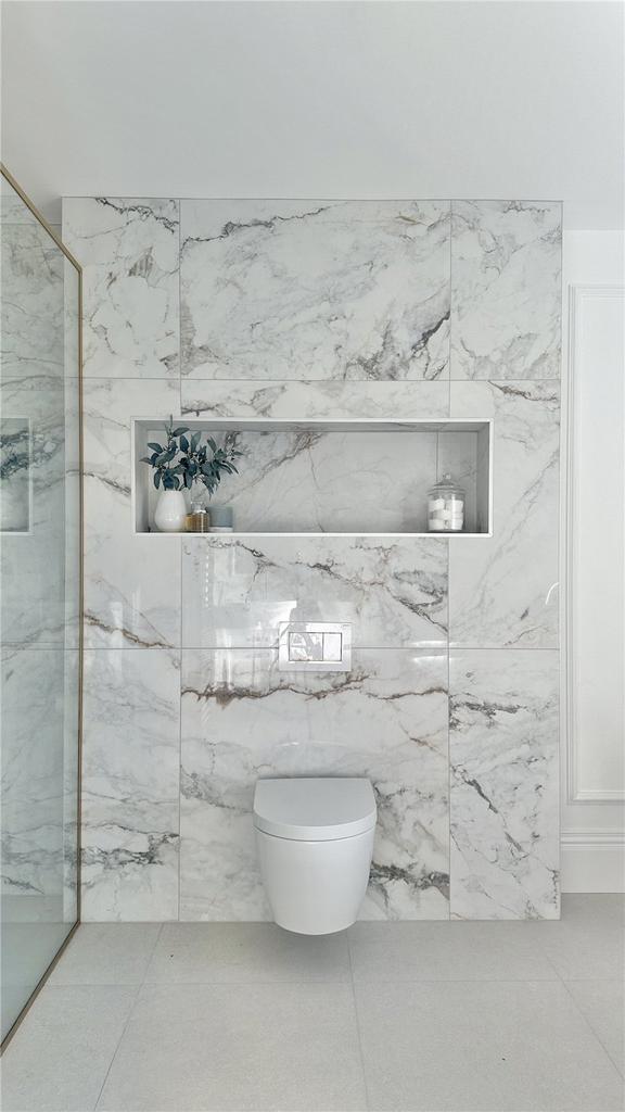 Family Bathroom (3)