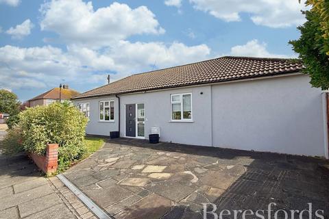 2 bedroom bungalow for sale, Sunningdale Road, Rainham, RM13