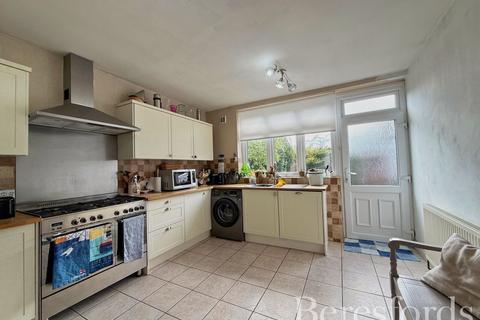 2 bedroom bungalow for sale, Sunningdale Road, Rainham, RM13