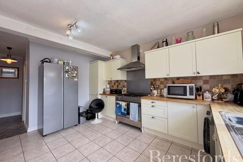 2 bedroom bungalow for sale, Sunningdale Road, Rainham, RM13