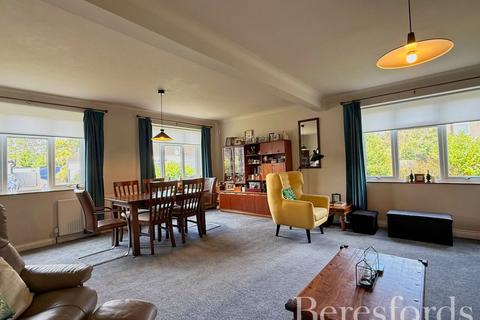 2 bedroom bungalow for sale, Sunningdale Road, Rainham, RM13