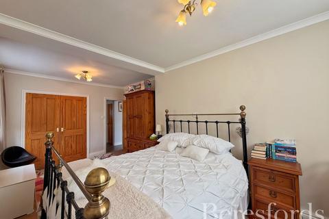 2 bedroom bungalow for sale, Sunningdale Road, Rainham, RM13