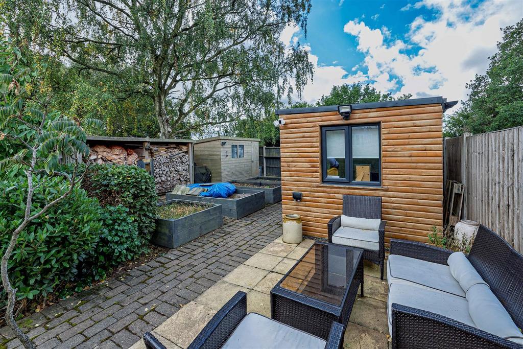 Rear end of garden with office SAPL0451-20250903-D