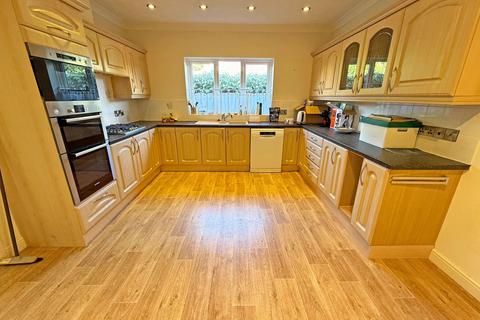 4 bedroom detached bungalow for sale, Birchy Close, Dickens Heath, Solihull, B90 1QL