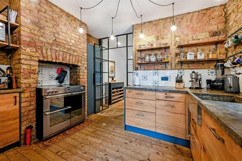 63 Warren Road, London, SW19 2HY