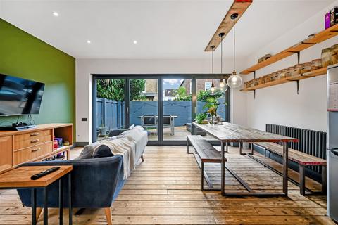 63 Warren Road, London, SW19 2HY