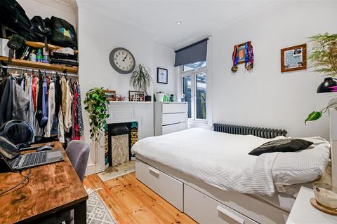63 Warren Road, London, SW19 2HY